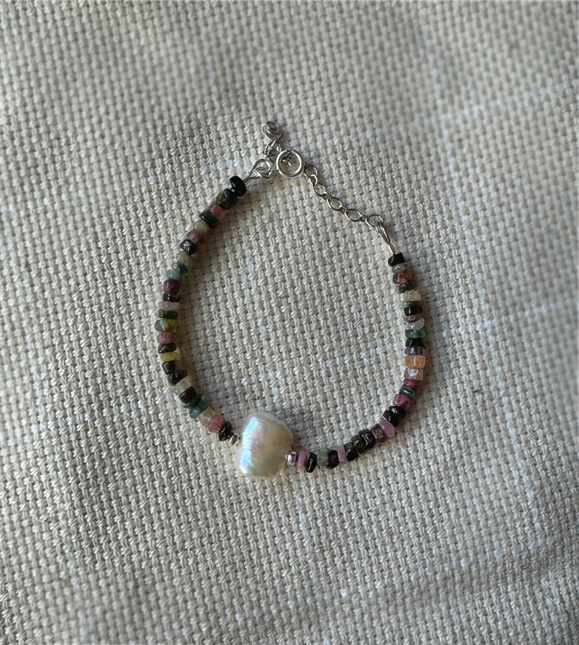 Tourmaline beaded bracelet with a baroque pearl